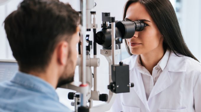 Augenoptikermeister – das Gehalt im Augenoptikerhandwerk